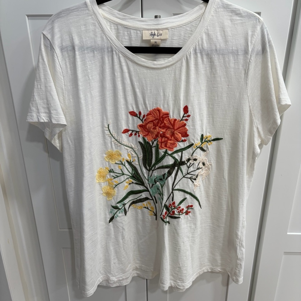 ⚠️ Tee Embroidered Tee Short Sleeve White Flowers REMOVING 6/1